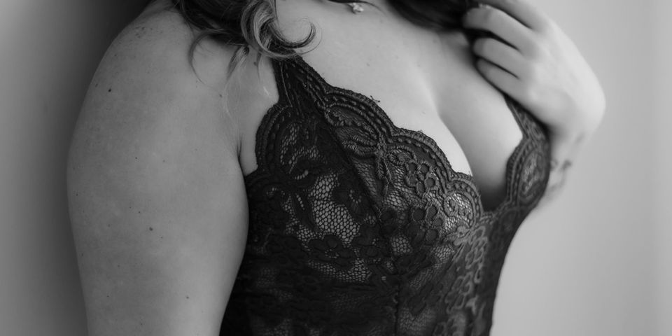 blue green teal lace lingerie teddy bodysuit / black and white boudoir pose detail leaning on wall during knoxville boudoir photo session / knoxville bridal boudoir photography / photo by knoxville boudoir photographer rosewood boudoir / see more at rosewoodboudoir.com