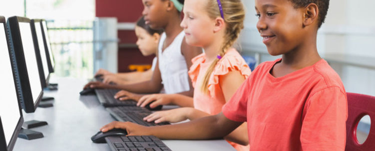 criancas-da-escola-usando-o-computador-n