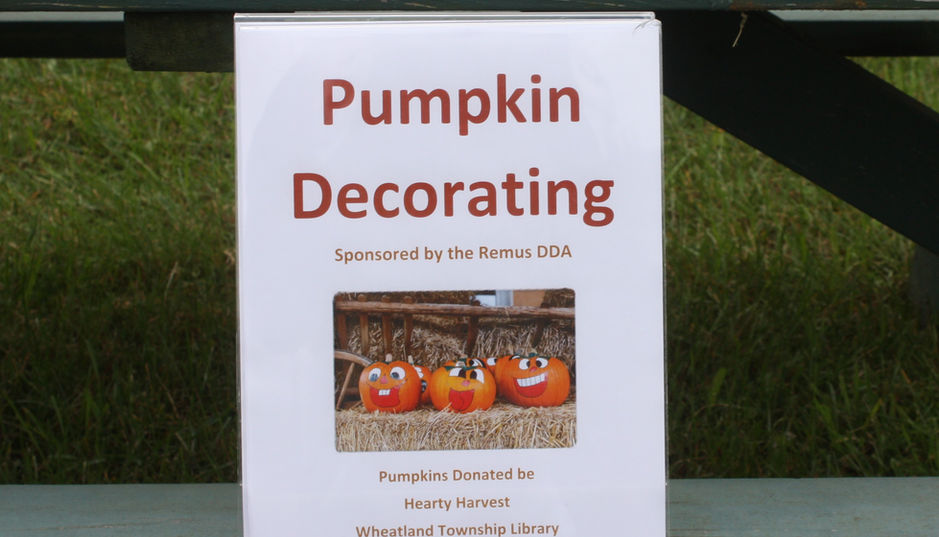 Pumpkin Decorating sign with smiling pumpkins