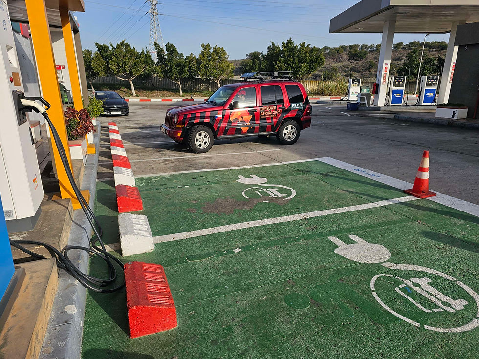 Se spotřebou 12 litrů na 100km jsme chtěli zaparkovat na zelené, ale byl tam kužel.