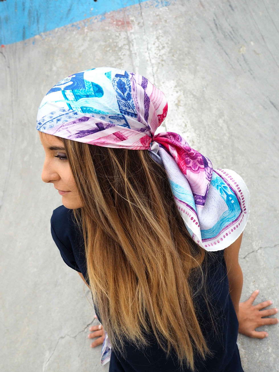 Thumbnail: žena s šátkem na hlavě