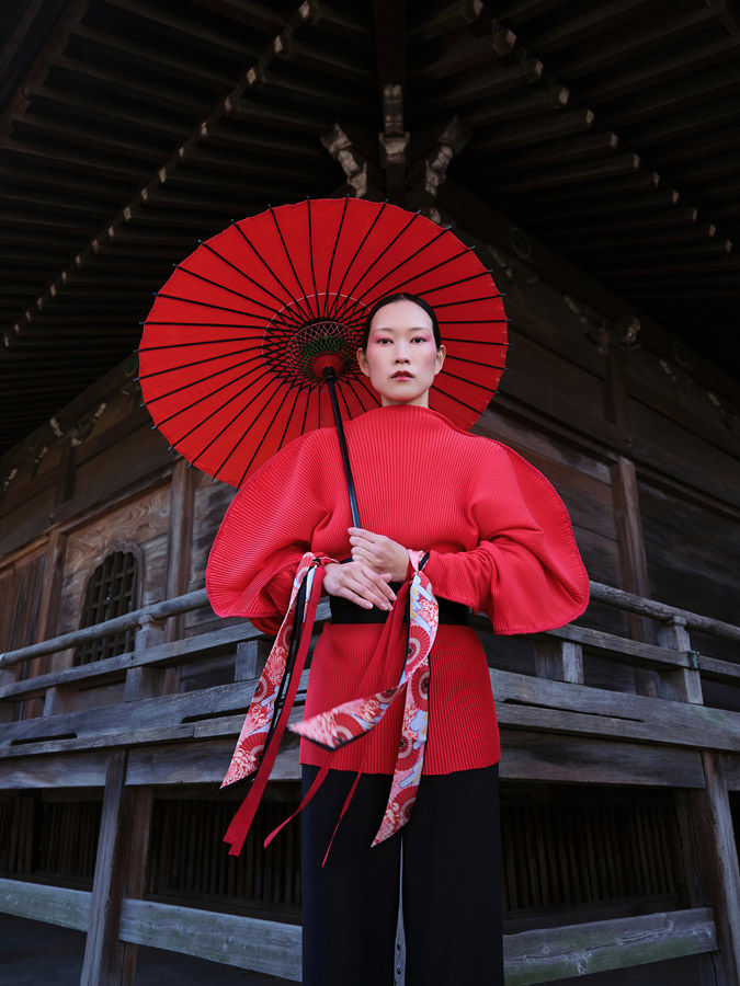 japonka s červeným deštníkem a hedvábnou stuhou