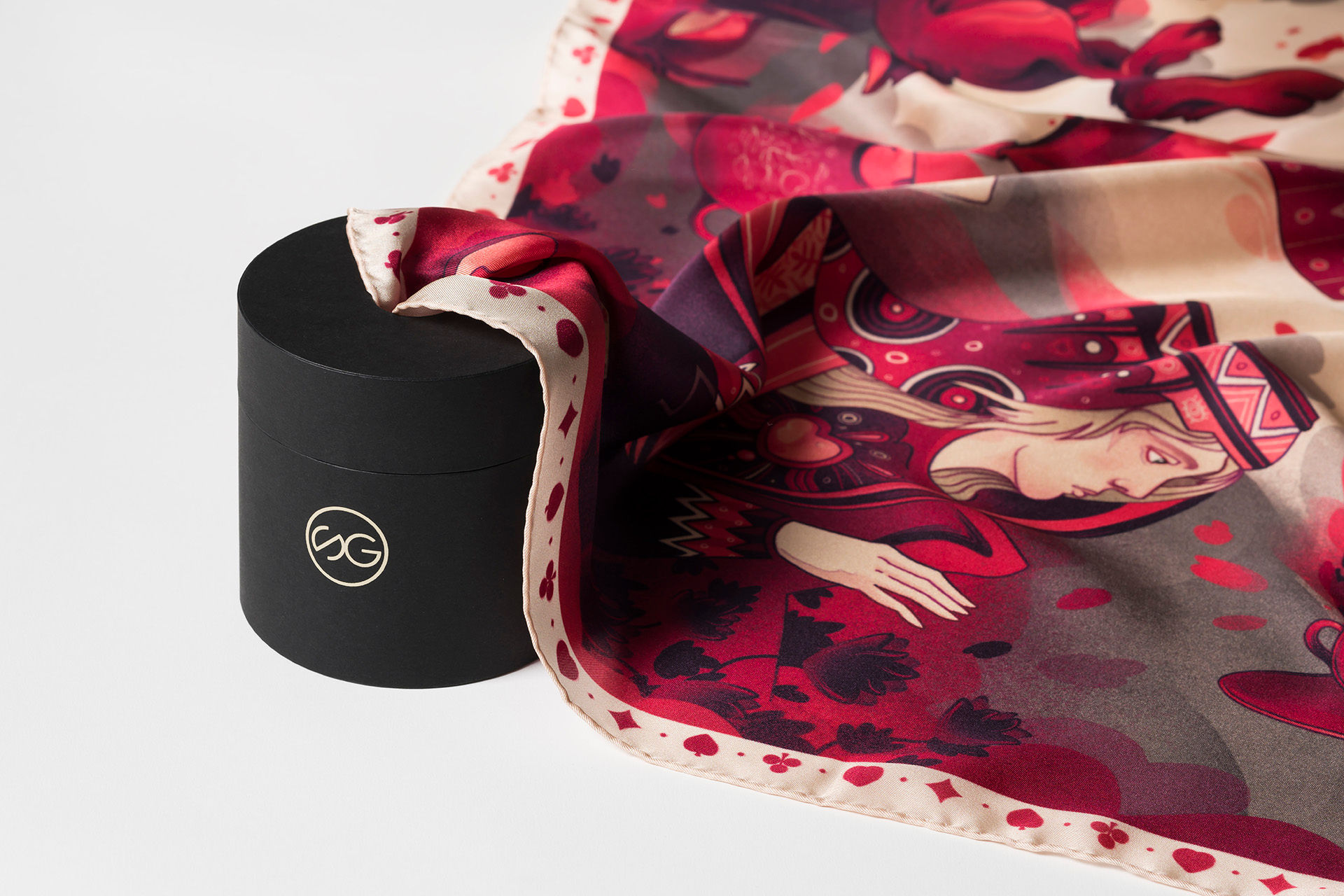 Hedvábný šátek Alenka v říši divů 90x90 cm