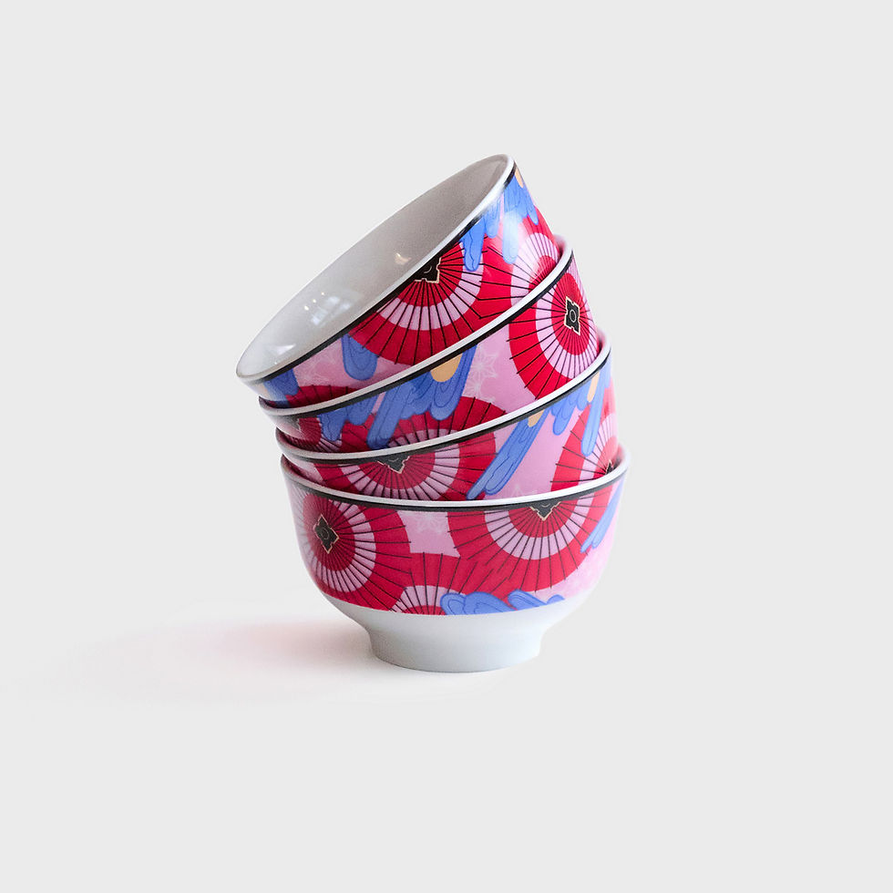 čtyři porcelánové barevné misky na sobě