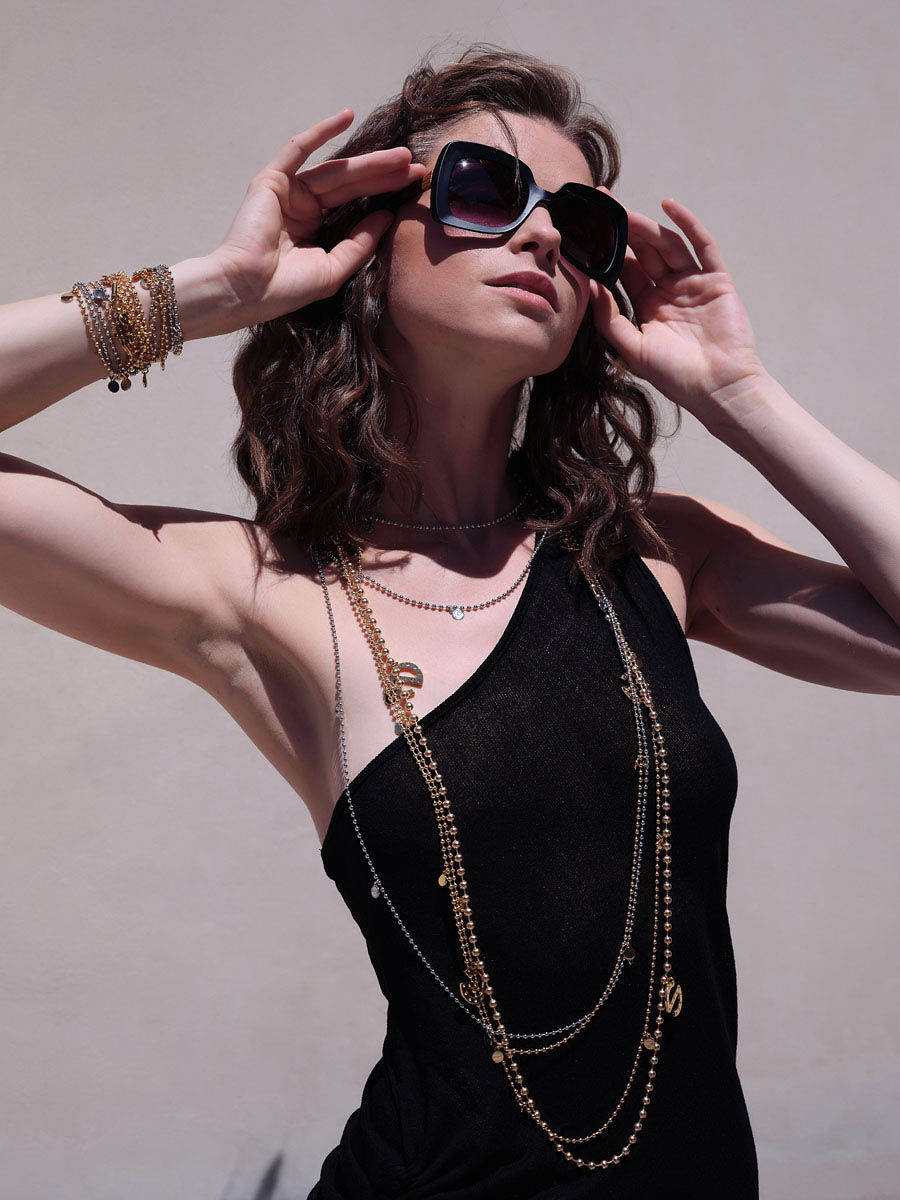 Miniatura: zena s brylemi a retizkovymi nahrdelniky silky gang