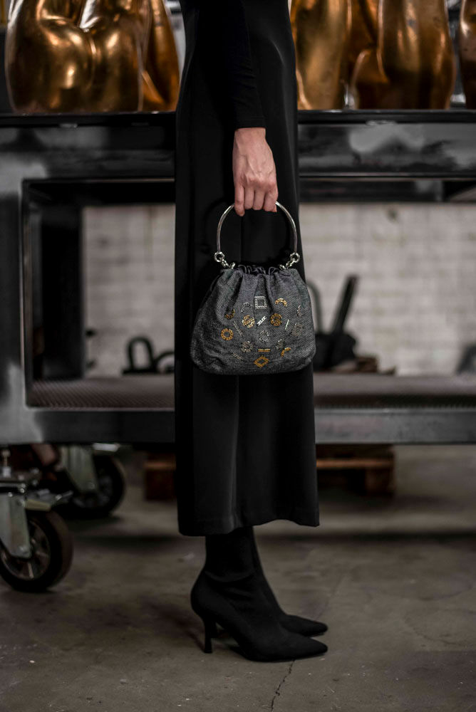 Miniatura: kabelka z japonské džínoviny s kovovými detaily