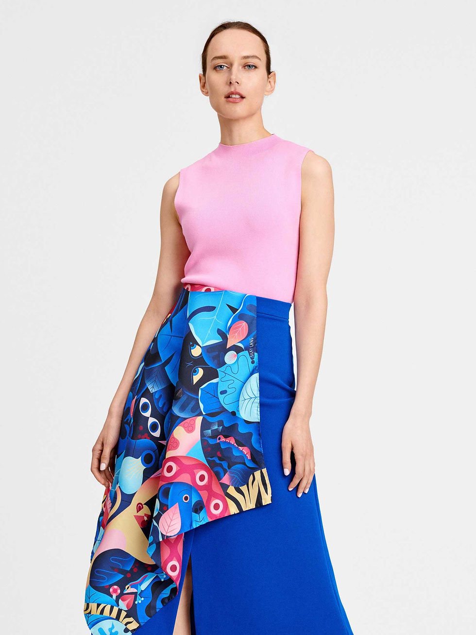 Miniatura: žena s modrým šátkem Mauglí uvázaným na sukni