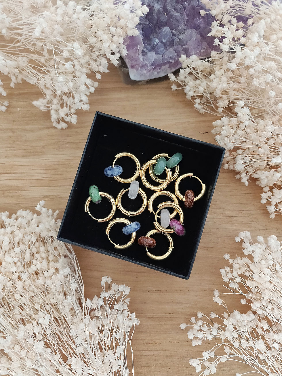 Créoles plaquées or avec pierres naturelles, pierre de soleil, rubis zoïsite, aventurine verte, sodalite, quartz rose