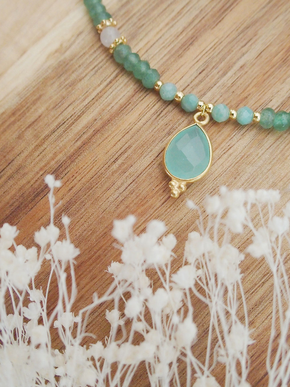 Miniature : Colliers aventurine et pendentif calcédoine modèle Antigone