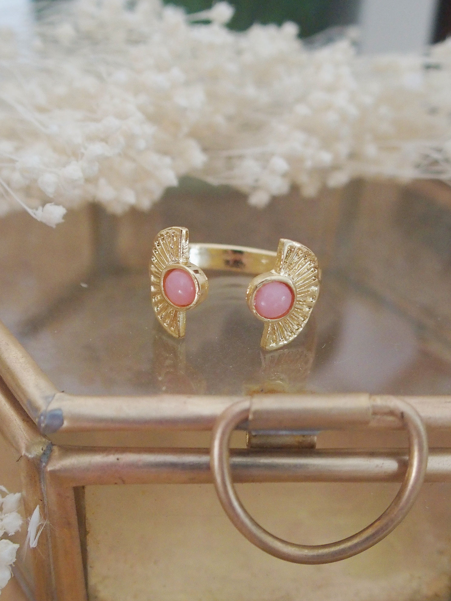 Bague plaquée or ajustable avec deux opales rose naturelle
