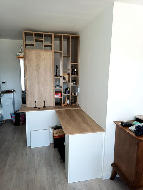Un ensemble living et bureau alliant à la fois rangements, environnement de travail et séparation de l'espace entrée. Le tout dans un style bois très contemporain et décoratif.
