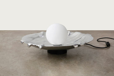 Luminária de mesa Fluxus grande G em alumínio fundido artesanal, prateado brilhante, coleção Fluxus, 80e8 design autoral