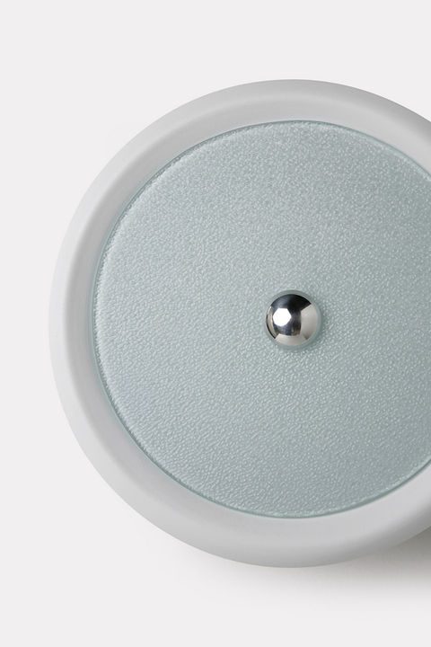 Arandela Farol formato circular, cor branca, iluminação de parede, 80e8 design autoral São Paulo