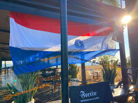 Neue Strandbar mit Flagge von Paraguay