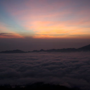 Sonnenaufgang über den Wolken Balis