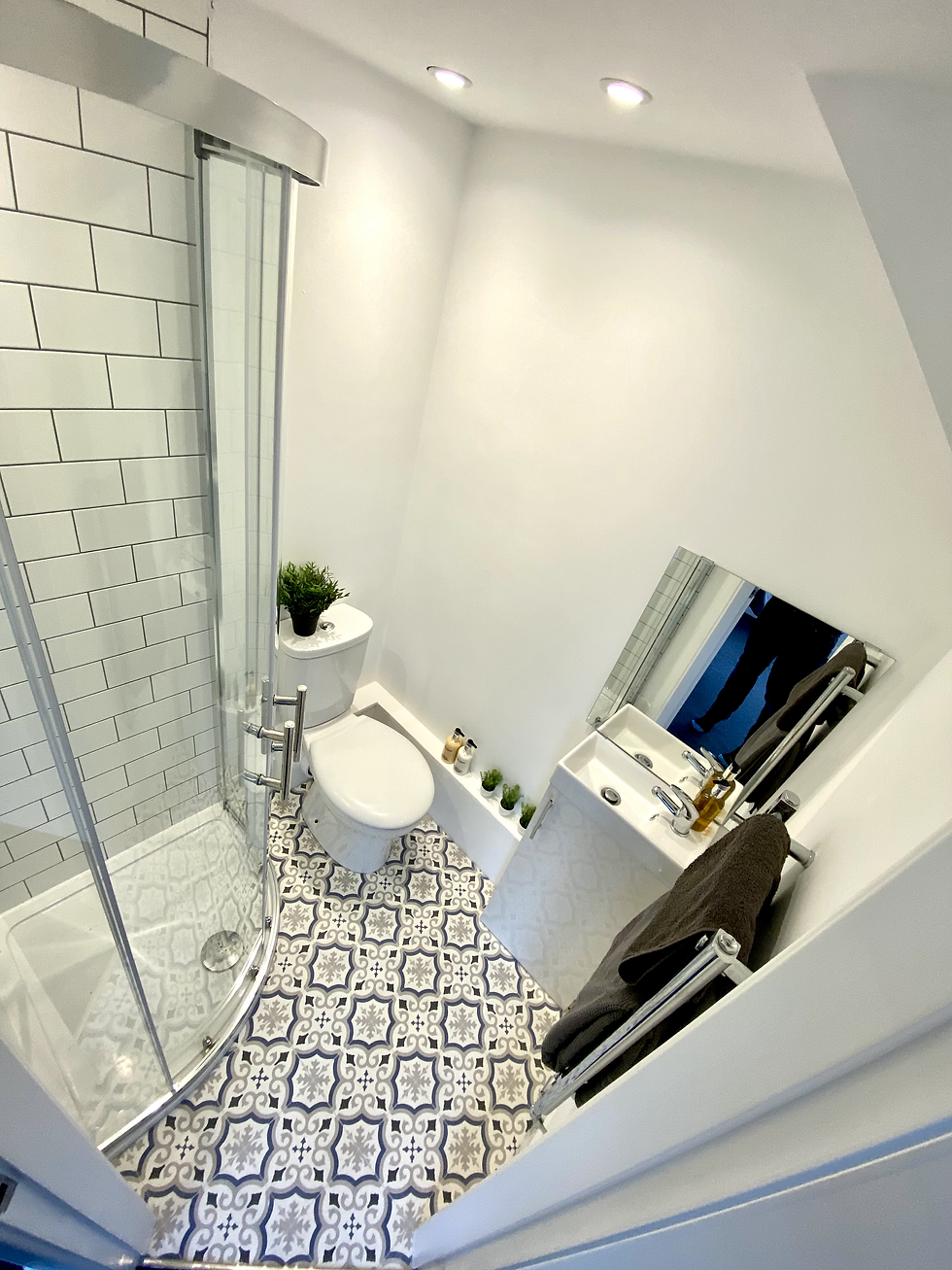 En suite of similar size and layout