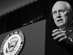 Cheneynek egyedül kellett volna meghalnia egy ketrecben (Caitlin Johnstone jegyzete)