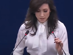 „Ursula Von Der Leyen asszony, ha annyira akar Ukrajnáért harcolni, akkor küldje a férjét és a fiait a frontra!” ‒ Videó