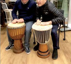 2 personnes en train de jouer du djembé - team building musical