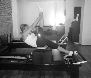 pilates reformer, pilates en la del valle, clase de prueba gratis, clases de Pilates, clases Pilates Del Valle, Universo Pilates