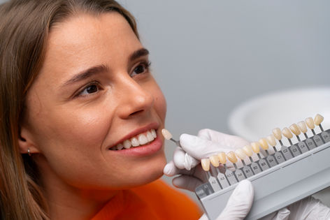 Sorriso harmonizado com facetas dentárias de porcelana para correção estética dos dentes.