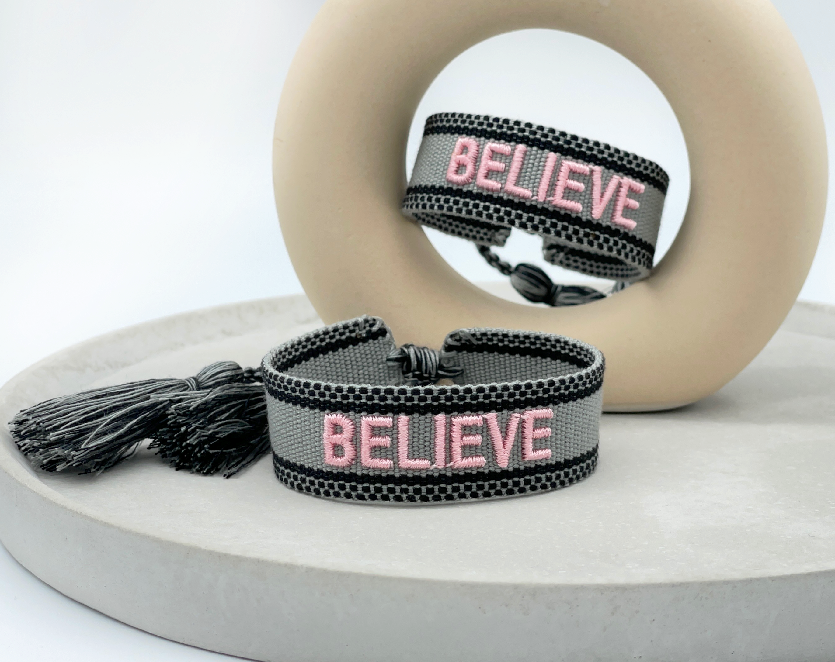 BELIEVE uttalande armband vävt, broderat