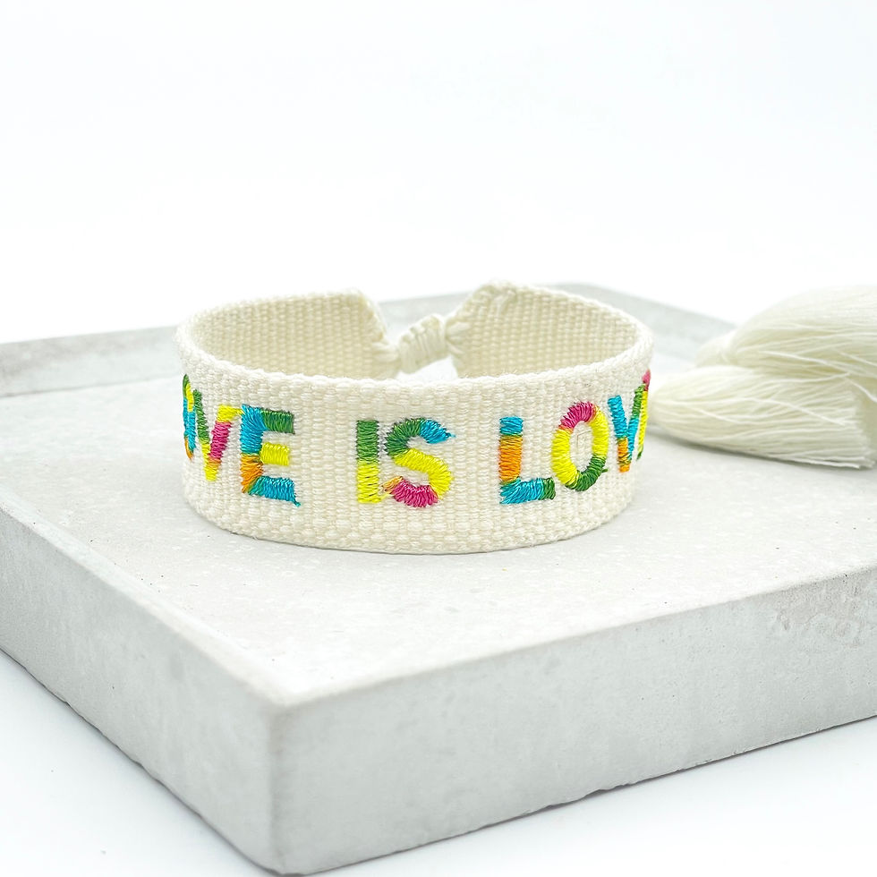 Miniatyrbild: LOVE IS LOVE uttalande armband vävt, broderat