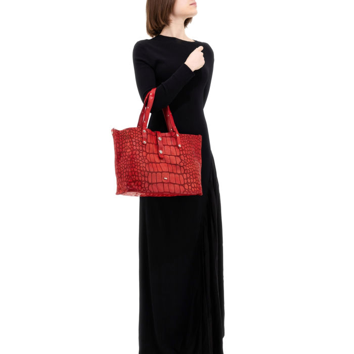 Miniatyrbild: Campomaggi CENTAURUS shopping väska i rött laserpräglat läder på modell