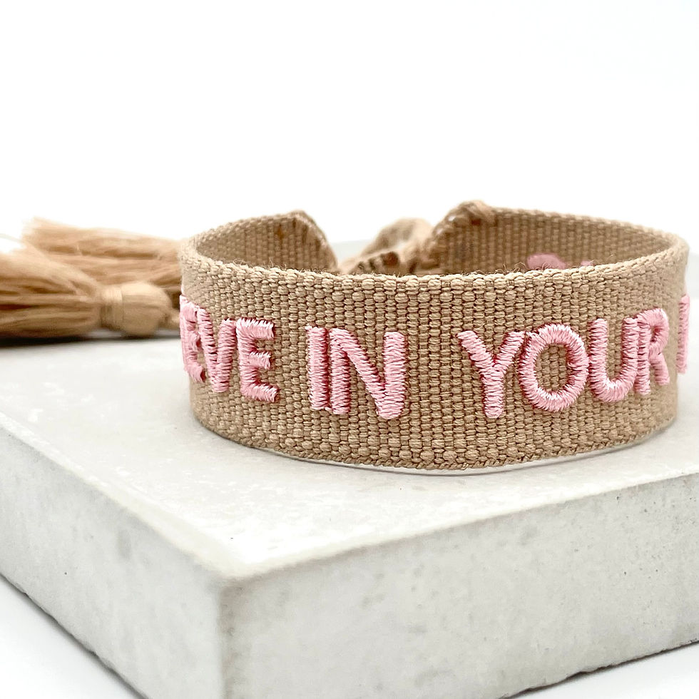 Miniatyrbild: BELIEVE IN YOUR MAGIC uttalande armband vävt, broderat studiobild