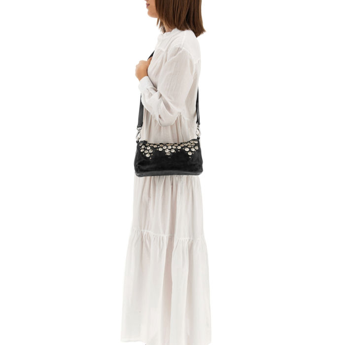 Miniatyrbild: Campomaggi BELLA DI NOTTE crossbody väska i svart läder med berlocker på modell