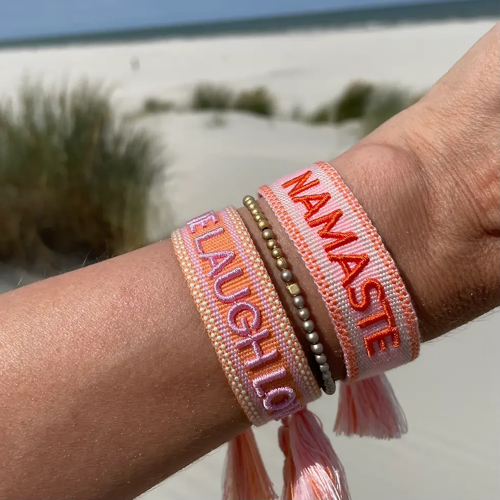 Miniatyrbild: LIVE LOUGH LOVE uttalande armband vävt, broderat