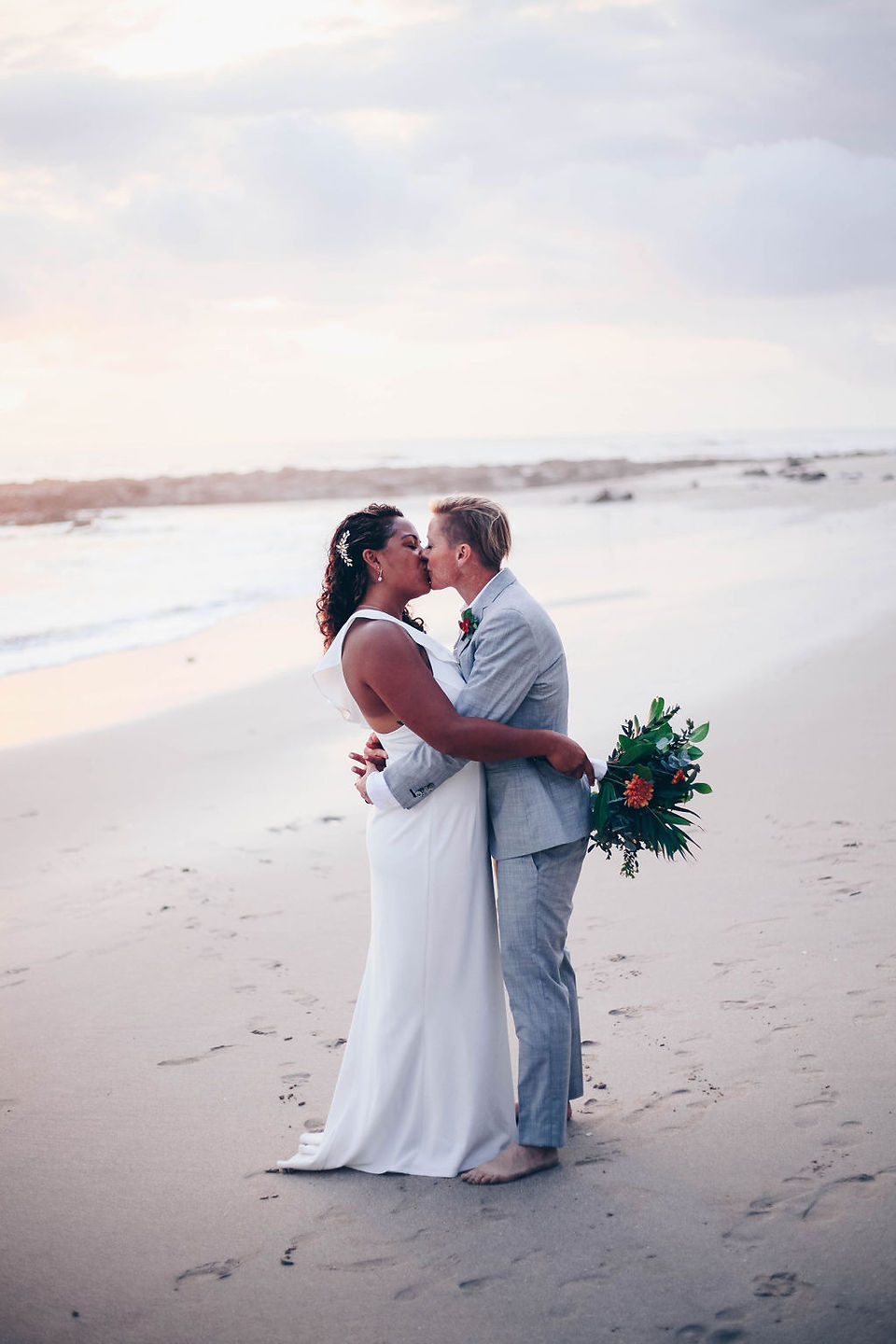 Brides kiss