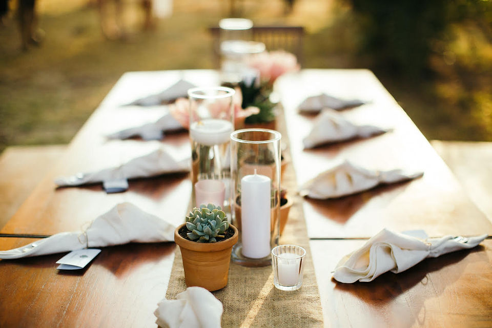 alt="wedding table decor"