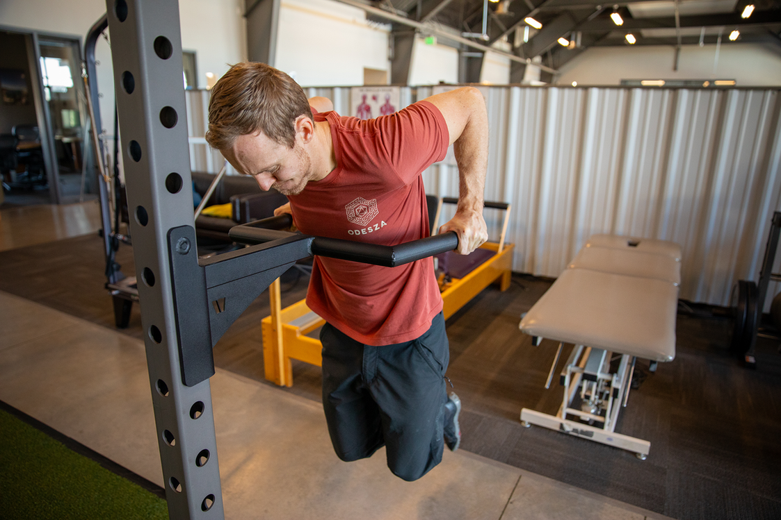 chris doing atg dips  at lift wellness space.