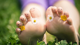 pieds avec des fleurs