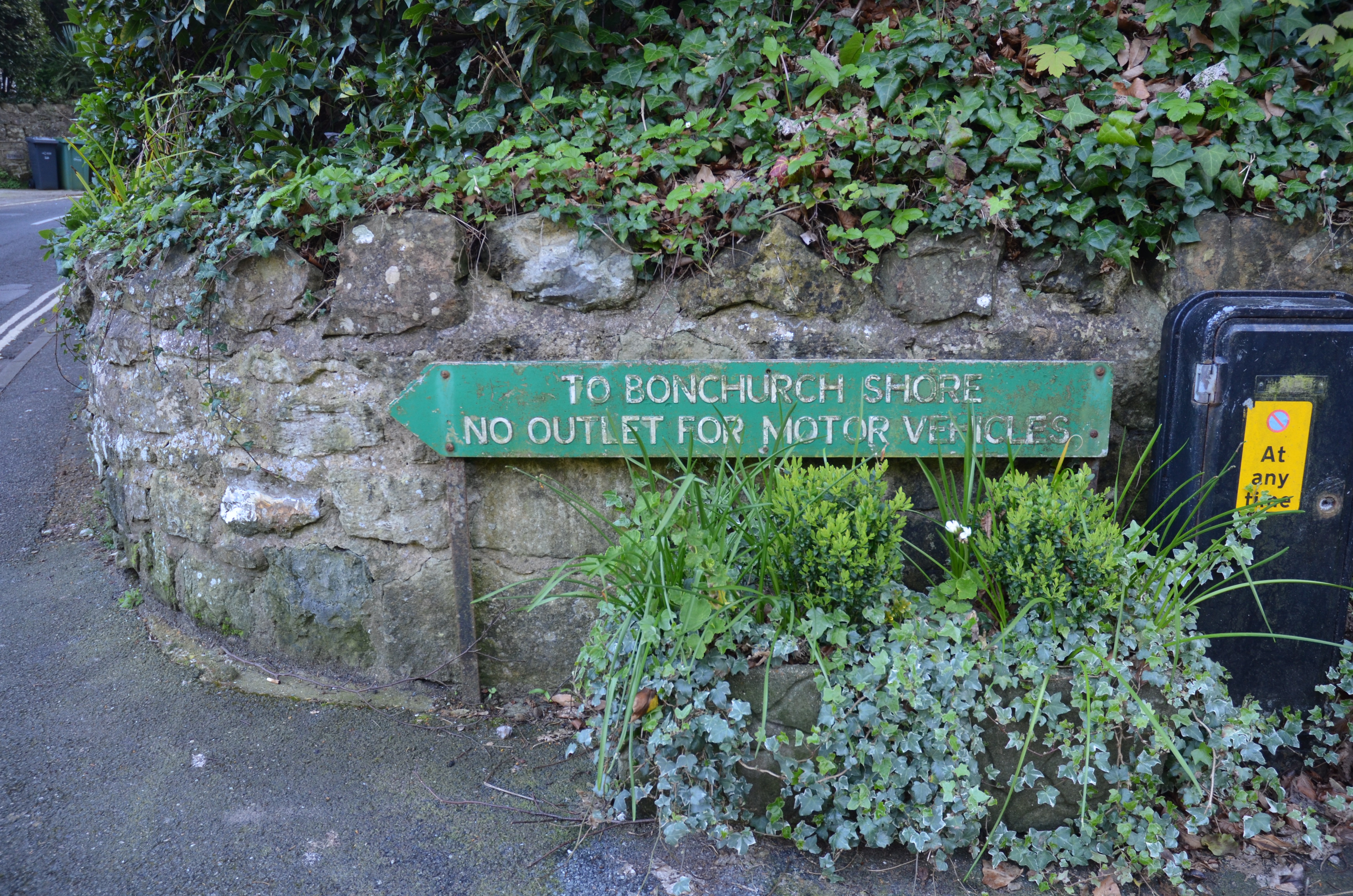 Green sign to the beach