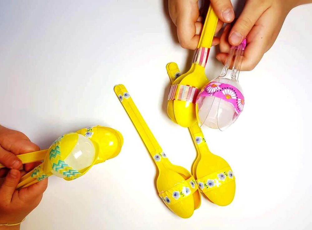 Costruiamo delle maracas per un Carnevale divertente.