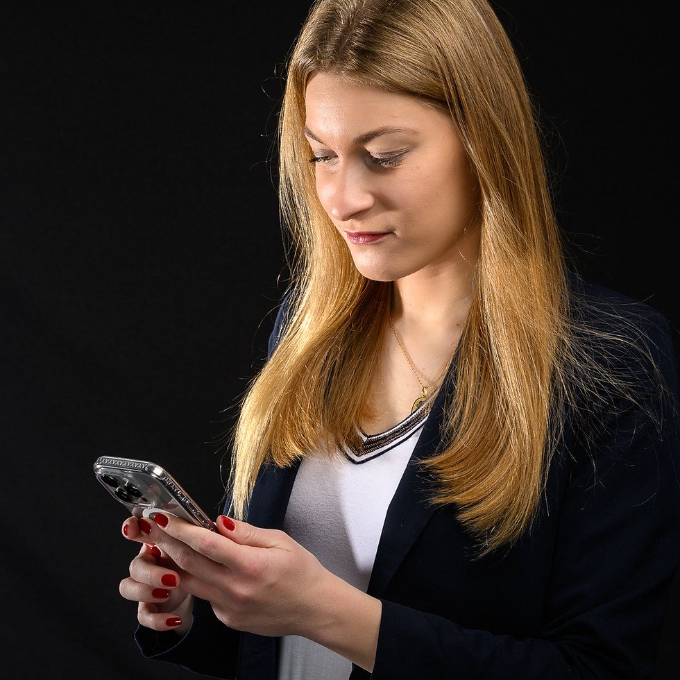 Oxana Hiolet sur son smartphone