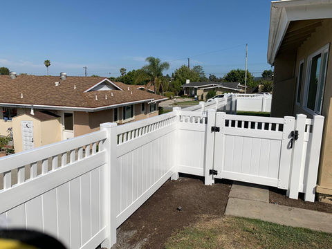 White Vinyl Privacy Gate with Picket Top—a stylish solution that combines full privacy with a decorative touch. This unique gate design features a solid lower panel for privacy and an open picket top for visual appeal and light flow, making it a perfect entryway for gardens, side yards, and backyard enclosures.
Crafted from high-quality, UV-resistant vinyl. By Torrance fence company