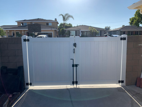 White Vinyl Privacy Double Gate—a robust, low-maintenance solution designed for wide access points such as driveways, garden entries, or utility areas. Featuring full solid panels, this gate offers complete privacy and seamlessly matches standard vinyl privacy fences.
Crafted from premium-grade vinyl. By Torrance fence company
