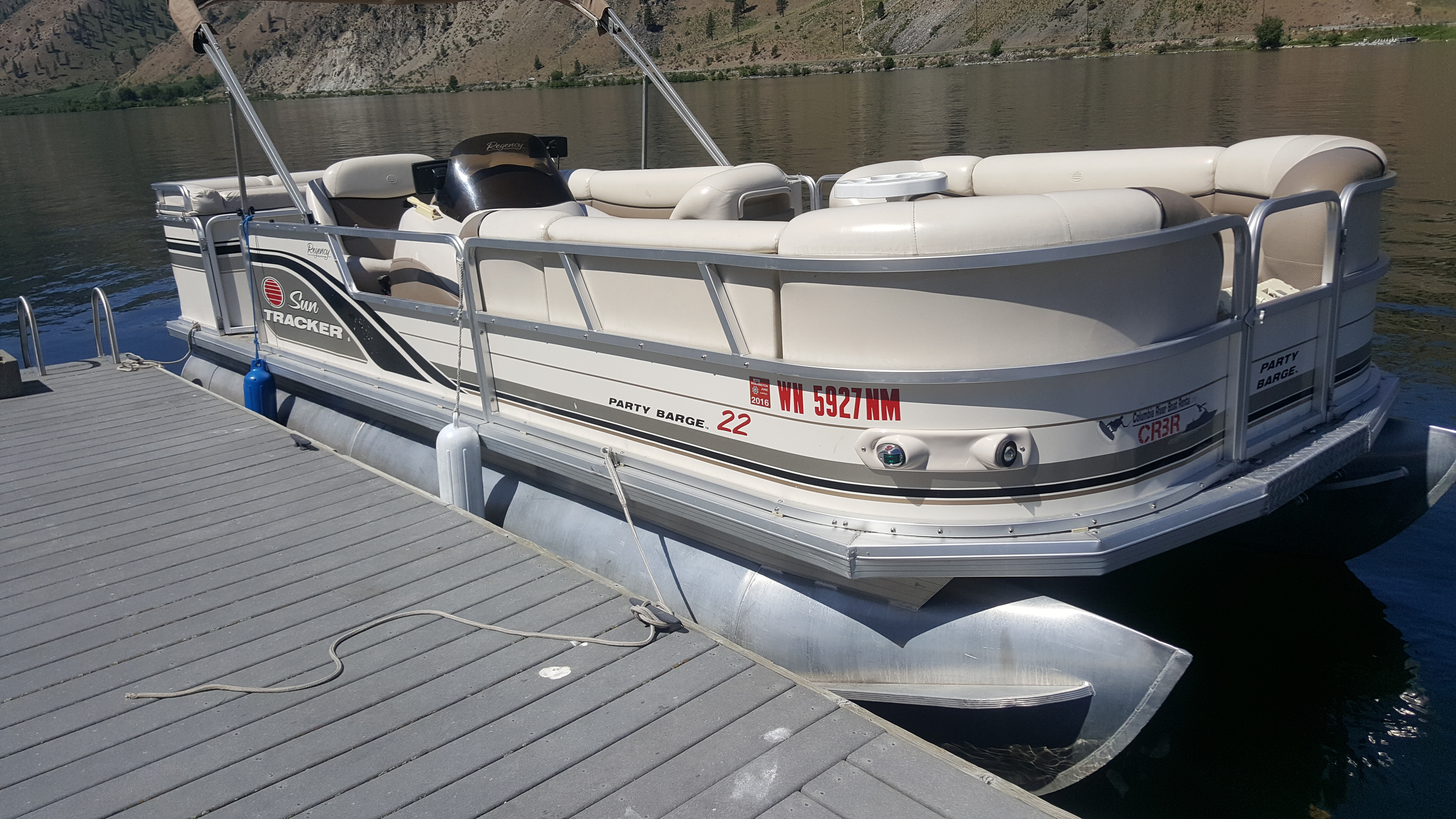 22' Pontoon Boat Suntracker / Rate: $500