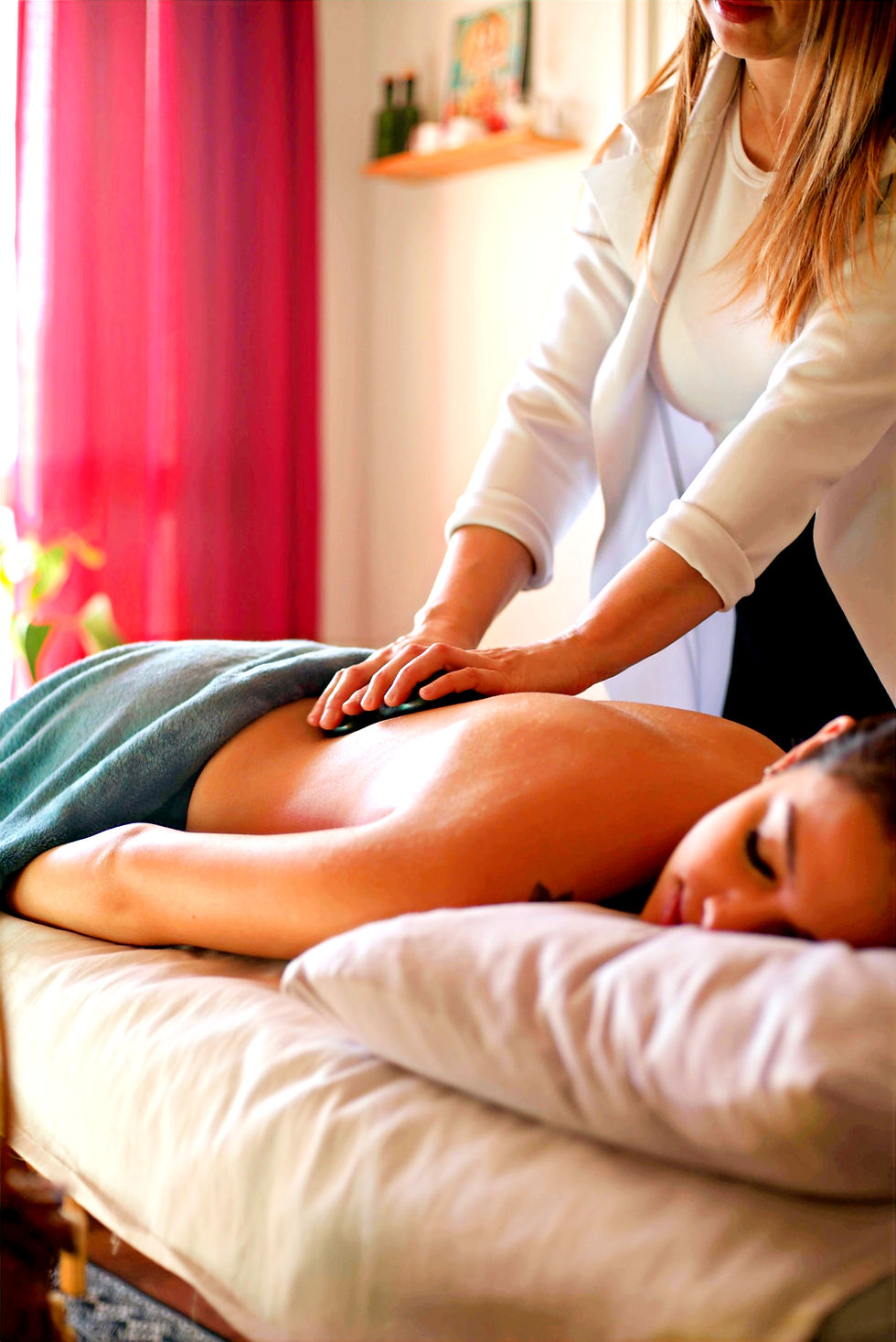 terapeuta bina bossle aplicando a tecnica de massagem terapeutica em sua cliente que esta deitada de costas