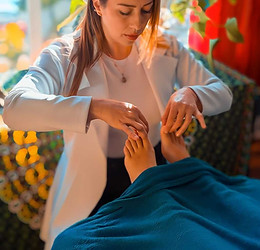 mulher aplicando tecnica sinergetica