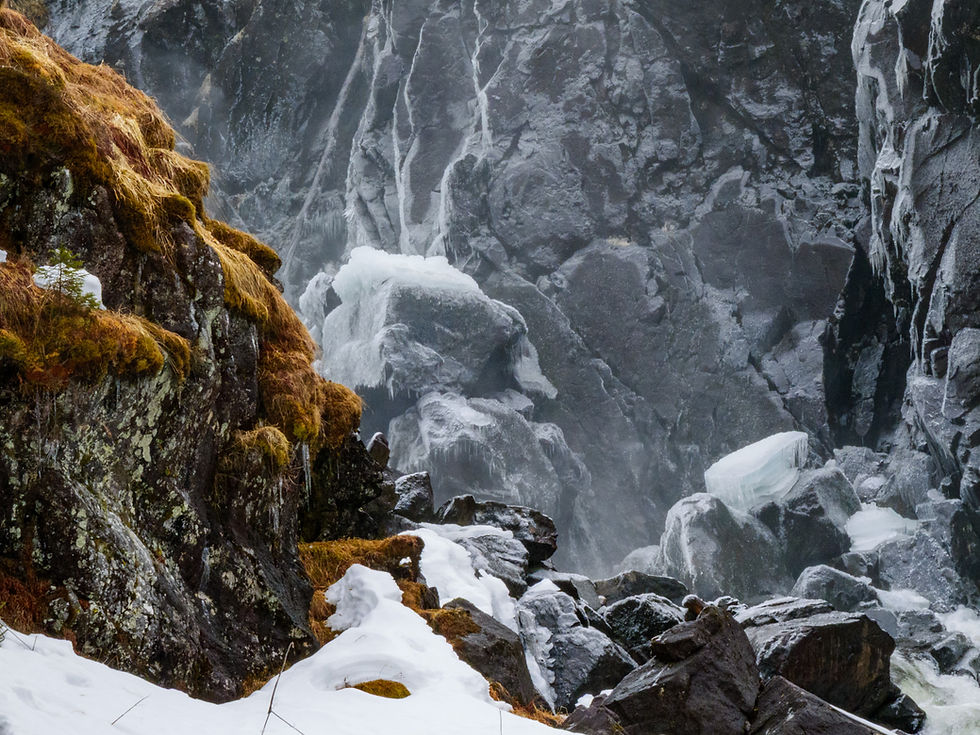 Vinter ved Låtefoss, Norge.