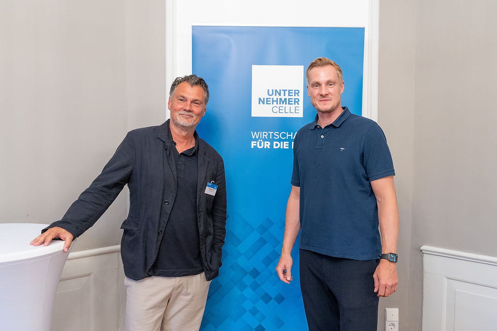 Marcell Jansen (rechts) und Maximilian Lang (links) beim Sommer-Special von Unternehmer Celle. Gemeinsam sprachen sie über körperliche und mentale Gesundheit, Resilienz und darüber, was Unternehmen vom Spitzensport lernen können.