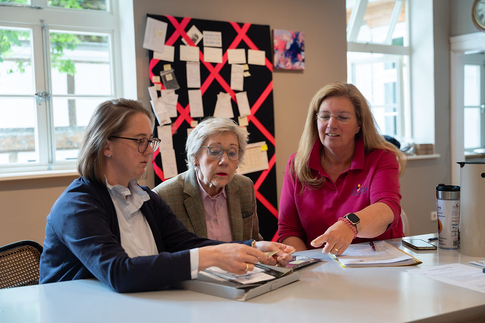 Sonja de Vrieß, Katharina Stegmann und Susanne Bade sitzen gemeinsam am Tisch