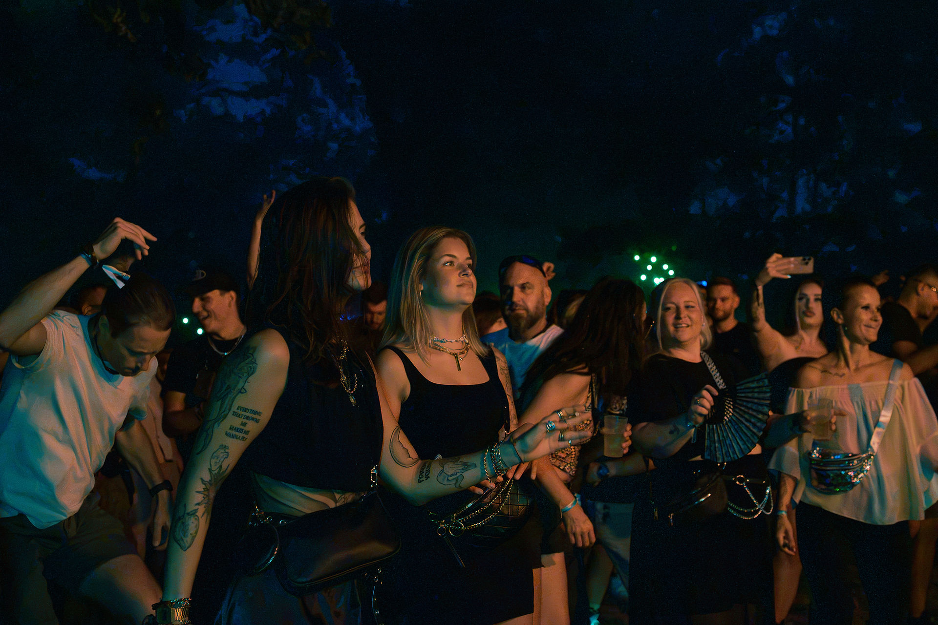 Besucher feiern beim Forest Forge Festival 2026 auf dem Gelände im Wald bei Wietze