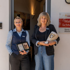 Anja Paetzel (rechts) und Elly Gericke (links) stehen vor dem Eingang des Abschiednahmeraums