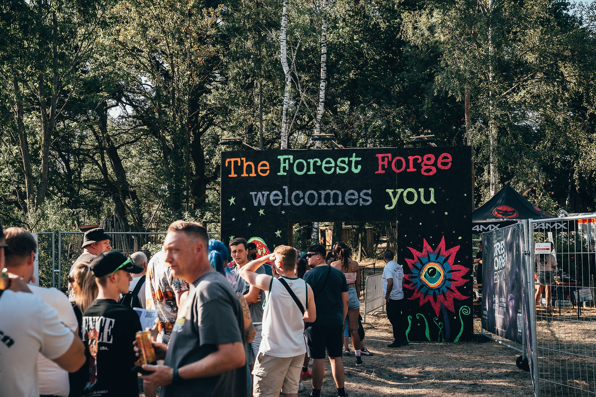Besucher feiern beim Forest Forge Festival 2026 auf dem Gelände im Wald bei Wietze
