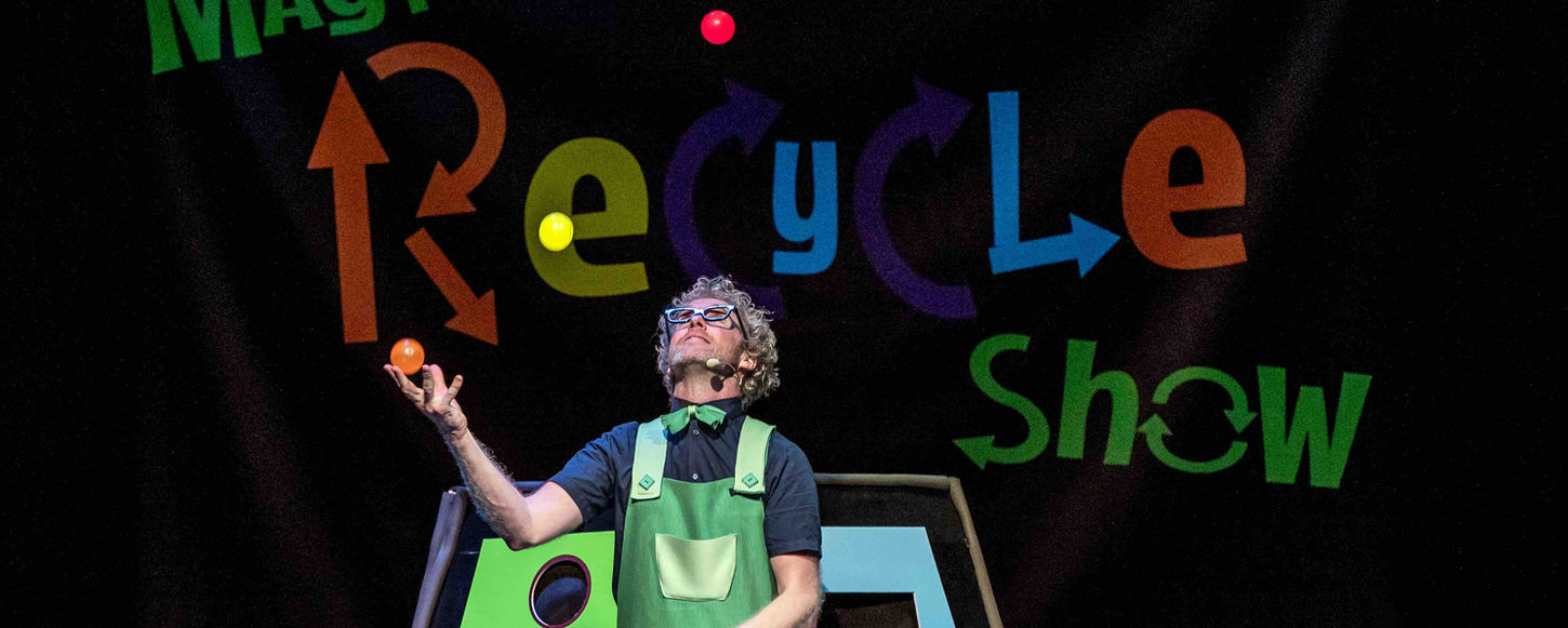 Showman magic recycle show voorstelling afval milieu kindershow parkshow.jpg